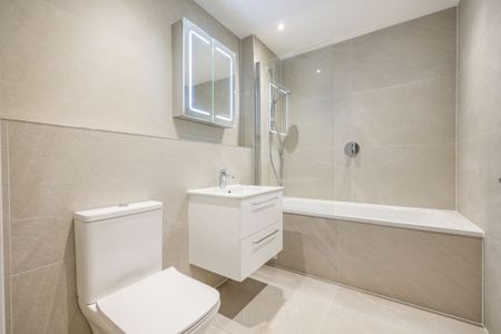 To Let 3 Bedroom Flat - Photo 2