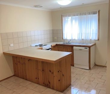 Spacious 3 Bedroom House in Werribee - Photo 4