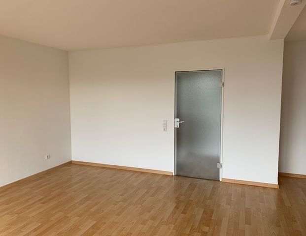 Frisch renovierte 1,5-Zimmer-Wohnung mit Sonnenbalkon, innenliegendem Wannenbad und TG- Stellplatz - Foto 1