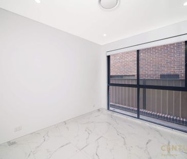 Beautifully Appointed Five Bedroom Duplex - Photo 4