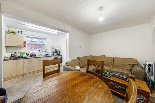 5 bedroom semi-detached house to rent - Photo 1