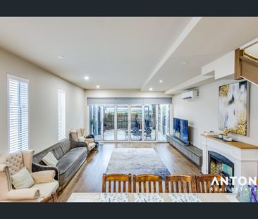 Stylish Furnished Two- Storey Townhouse in Prime South Yarra Location - Photo 4