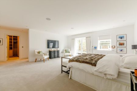 Available to let is this family home within a short walk of Ascot High Street - Photo 2