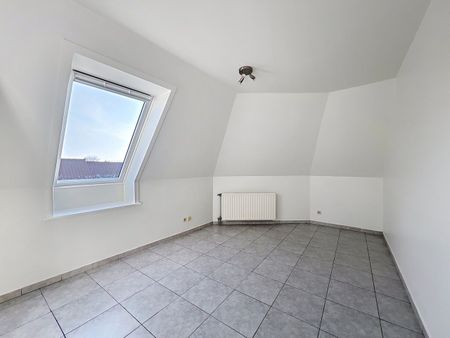 Aangenaam dakappartement met één slaapkamer, centraal gelegen. - Photo 2