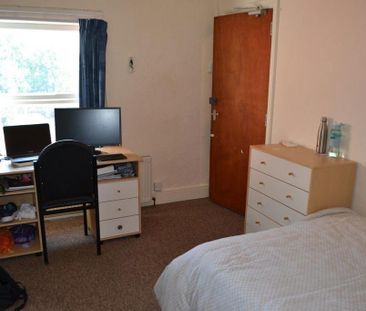 4 bedroom flat to rent - Photo 1