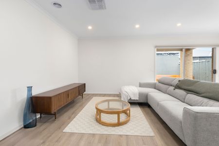 Entertaining, Spacious & Bright! - Photo 2