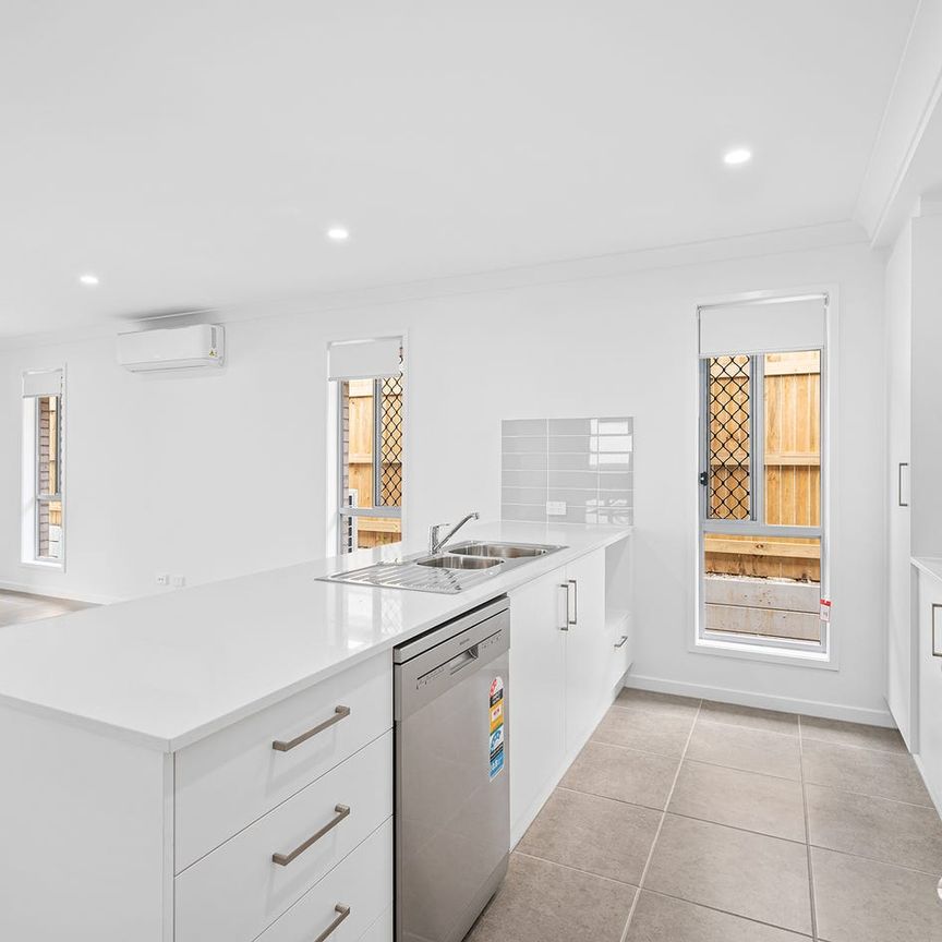 MODERN 4 BEDROOM NEW BUILD - Photo 1