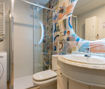 Precious room in Eduardo Marquina street - Photo 2