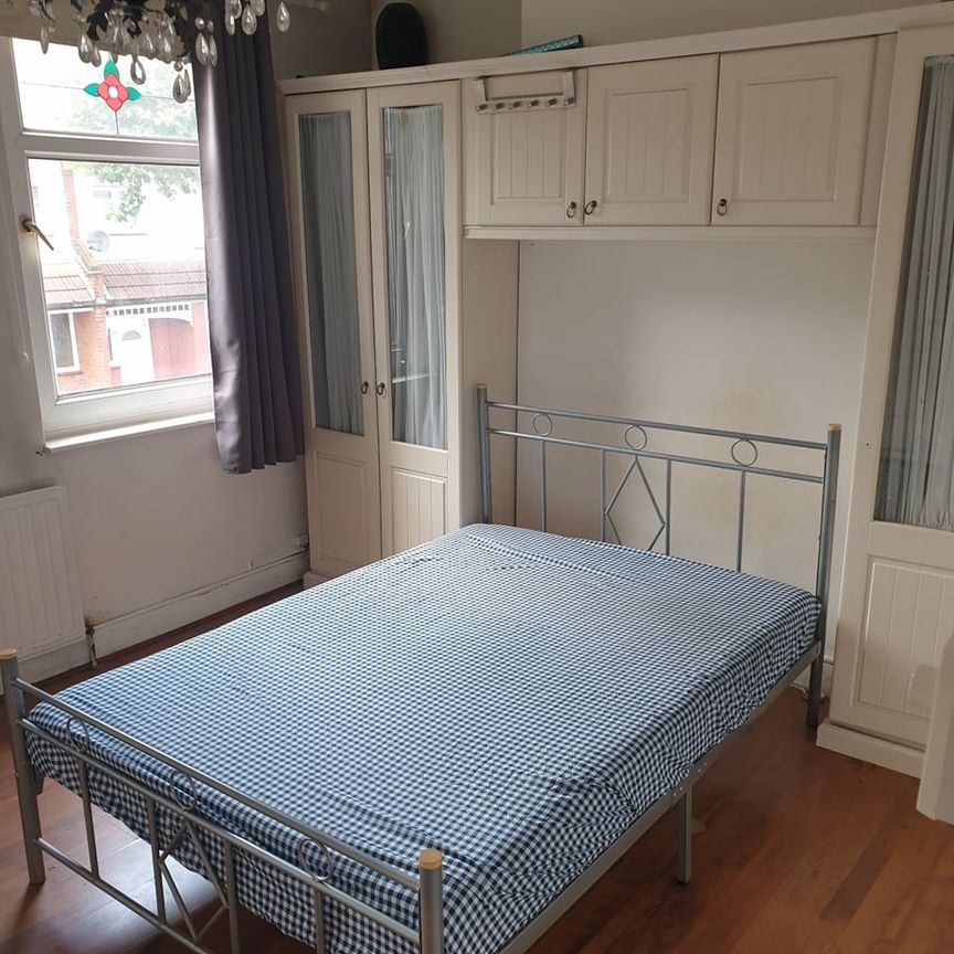 2 Bed Terraced House, Wall End Road, E6 - Photo 2