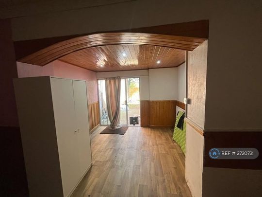 1 bedroom in a flat share to rent - Photo 1