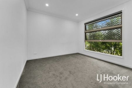 Great Location - Two Living Zones - Modern Living! - Photo 3