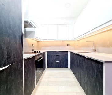 Queens Court, Crossbrook Street, Cheshunt, Waltham Cross EN8, London - Photo 2