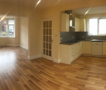 3 Bed Semi-Detached House, Warren Avenue, SO16 - Photo 2