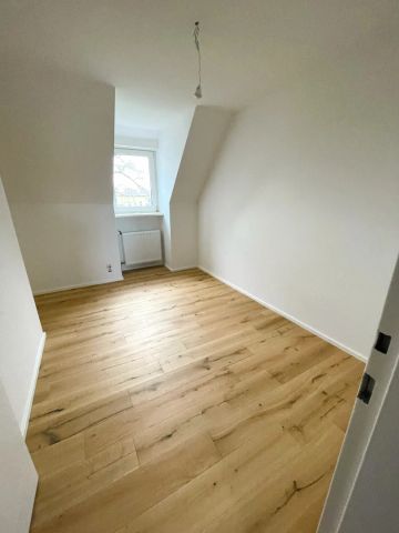 Dachgeschosswohnung mit großzügigem Grundriss, möblierter Küche und Balkon ins Grüne - Photo 5