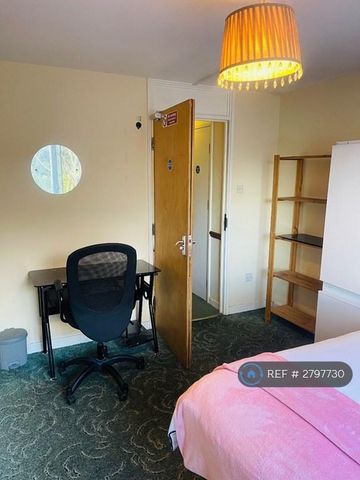 1 bedroom in a house share to rent - Photo 2
