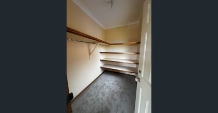 HUGE Family Home. - Photo 2