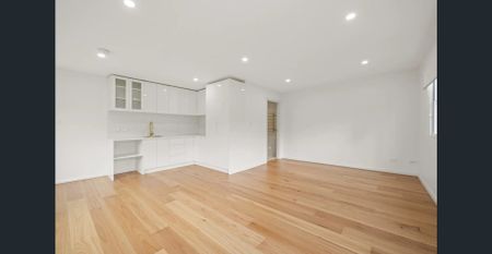 Spacious Five-Bedroom Home with Double Garage, Self Contained Flat & Stunning Harbour Views - Photo 2