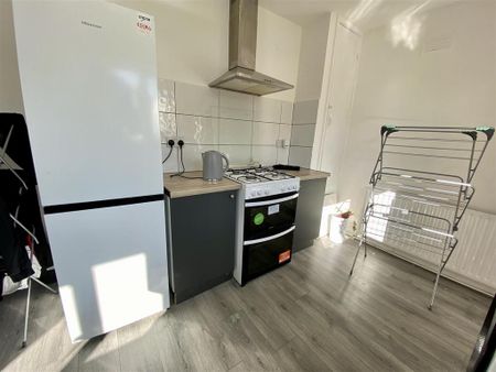 1 bedroom in a house share to rent - Photo 2