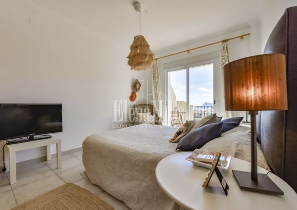 Bungalow with sea views located in the prestigious area of ​​Altea Hills, Altea.