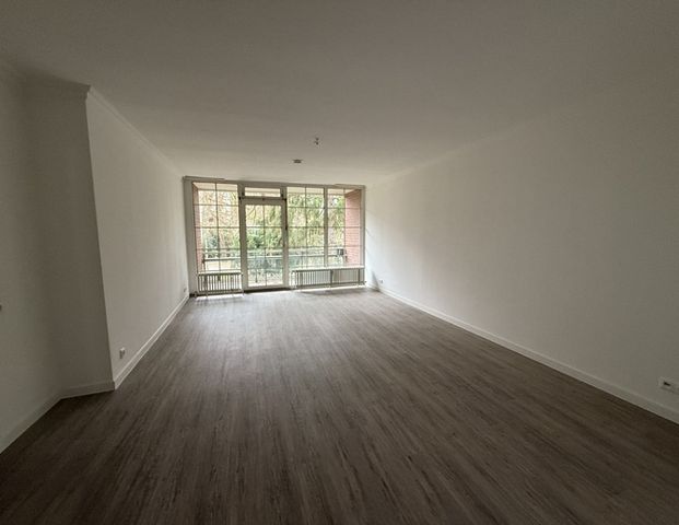 Großzügige, sanierte 2,5-Zimmer-Wohnung mit Loggia in zentraler Lage - Foto 1