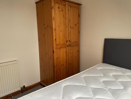 4 bedroom flat to rent - Photo 2