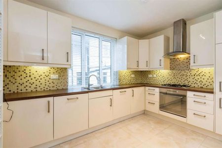 Excellent size 3 bedroom lateral flat, in a highly regarded development - Photo 3