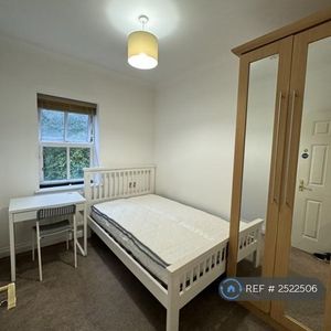 1 bedroom in a house share to rent - Photo 2