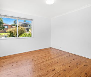 Relaxed Coastal Living in a Spacious Family Home - Photo 4