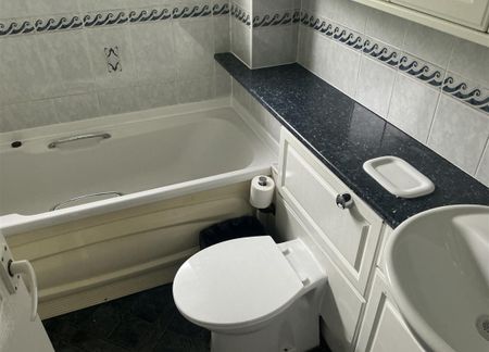 3 bedroom house - end terrace to rent - Photo 4