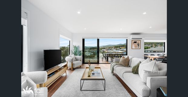 Luxury Family Living with Stunning Water Views - Photo 1