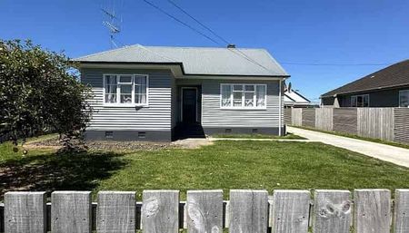 Charming family home move-In Ready & Pet Friendly! - Photo 4