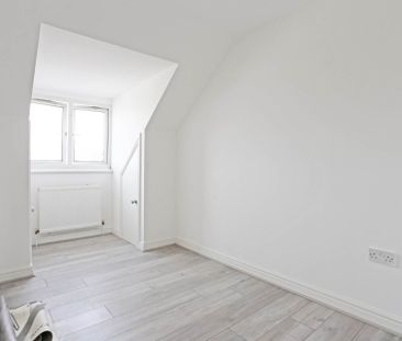 Price £1,700 pcm - Available Now - Part Furnished - Photo 6