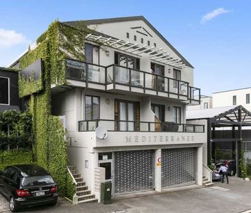 Ponsonby Apartment Living with Study and Carpark - Photo 4