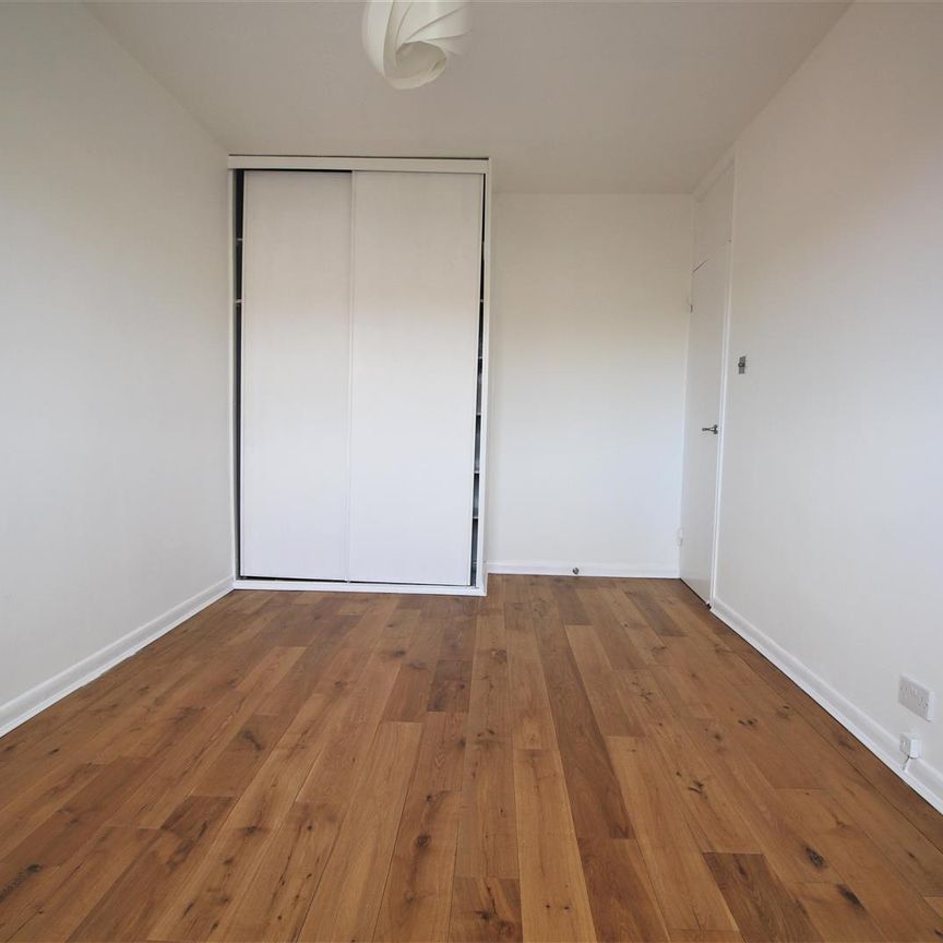 2 bed flat to rent in Rowlands Close, London, NW7 - Photo 1