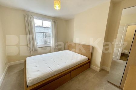 Georgian house,two bathrooms, charming patio garden & highly desirable address - Photo 2