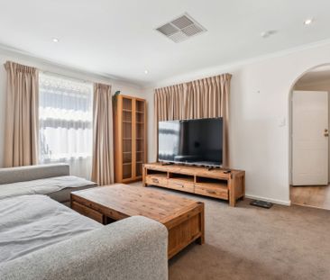 Well designed bluestone fronted 3 bedroom family home. FULLY FURNIS... - Photo 3