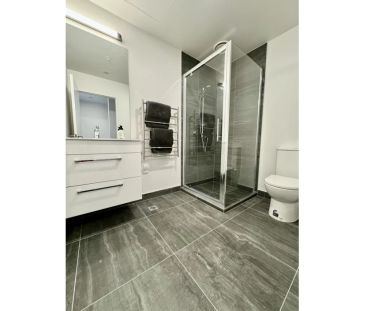 Stylish Split Two Level Apartment - Photo 6