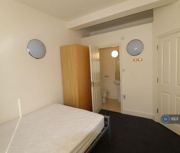 1 bedroom in a flat share to rent - Photo 1