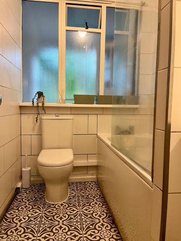 1 bedroom in a flat share to rent - Photo 5