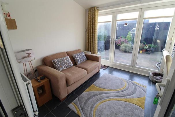 2 bedroom end of terrace house to rent - Photo 1