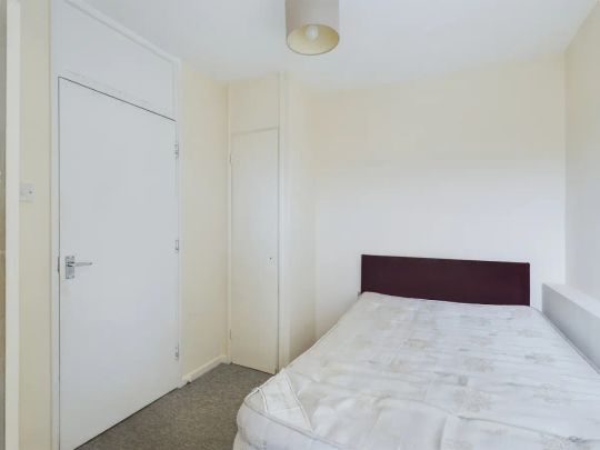 4 bedroom flat in London - Photo 1