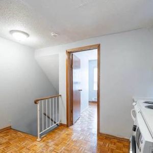 3 Beds 1 Bath - Upper Unit - Photo 2