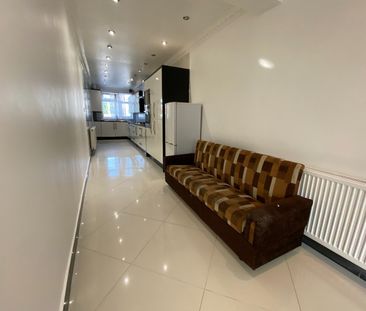 1 Bed Detached House, Fleetwood Road, NW10 - Photo 3