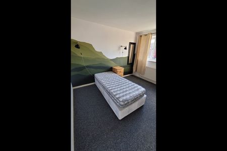 2 Bed Terraced House, Moorville Close, LS11 - Photo 3