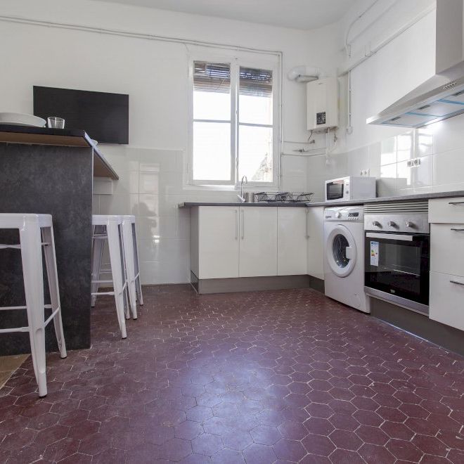 Room with views in Avenida Gran Vía Germanías - Photo 1