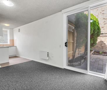 Freshly Painted, New Carpets, Large Courtyard - Photo 5