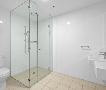 Super Spacious 2 Bed with Kitchen Island - Photo 4