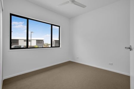 Modern Townhouse in Fantastic Location! - Photo 3