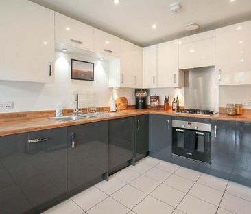 3 bedroom semi-detached house to rent - Photo 5