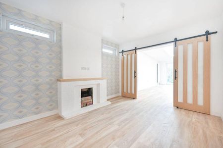 3 bedroom detached house to rent - Photo 3